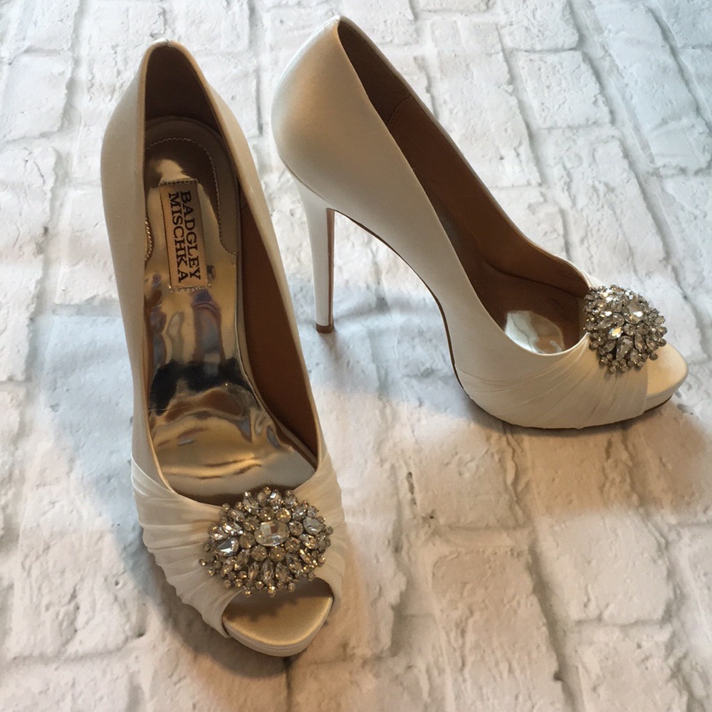 Badgley Mischka White Satin Wedding Shoe sz 9m.